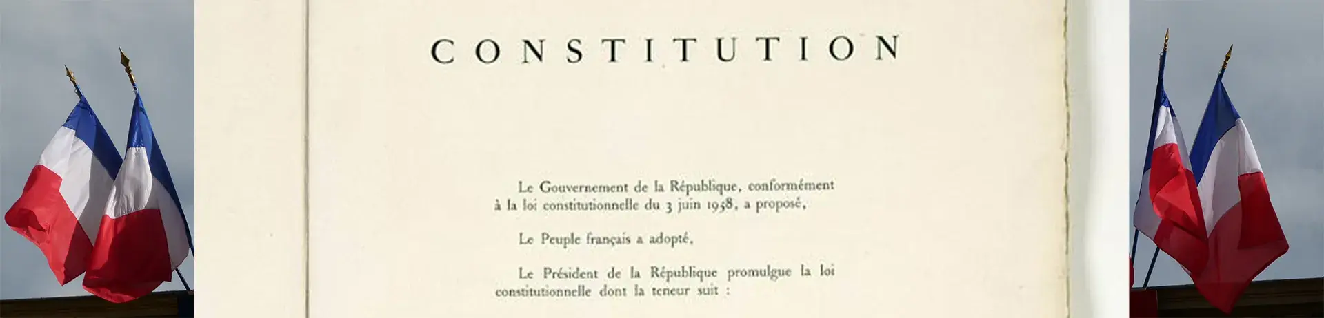 Début de la Constitution de 1958 et drapeaux français